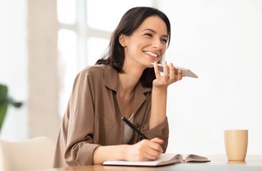 Cep telefonu ses tanıma işlevi ve yazma kullanan kız