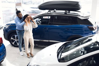 Erkek Hediyelik Eşi Araba Kaplama Gözleri Oto Showroom 'da Duruyor