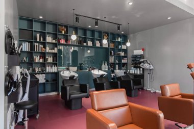 Modern, şık güzellik salonundaki büyük kuaför servisi.