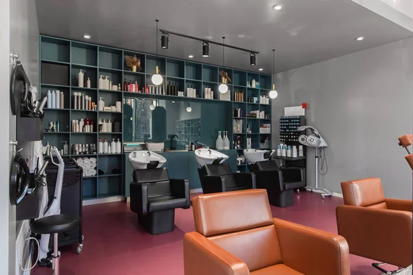 Большой зал для парикмахерских в современном стильном салоне красоты — стоковое фото