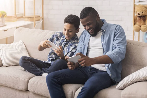 Ευτυχισμένος μαύρος πατέρας και γιος Παίζοντας Videogames στο Smartphone μαζί — Φωτογραφία Αρχείου