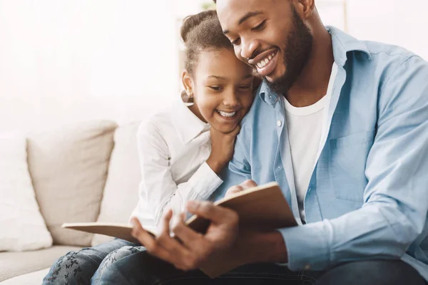 Älskade pappa läser bok till sin lyckliga dotter — Stockfoto