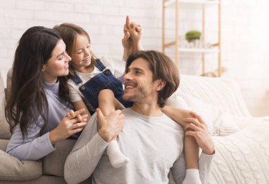 Evde mutlu bir aile, oturma odasında birlikte oynuyor.