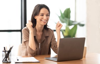 Heyecanlı menajer işteki zaferini kutluyor.