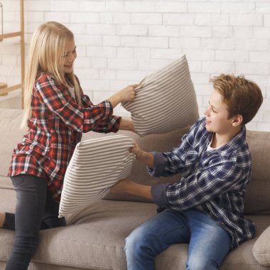 İki Çocuk Yastık Dövüşü Yapıyor Oturma odasında