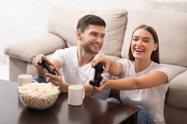 Mutlu Milenyum Çiftleri Video Oyunları Oynuyor Evde Eğleniyor