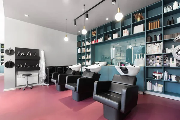 Jasne wnętrze salonu piękności z fotelami do zabiegów fryzjerskich — Zdjęcie stockowe