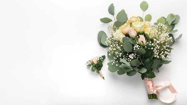 Composição floral, rosas de casamento com fita, boutonniere — Fotografia de Stock