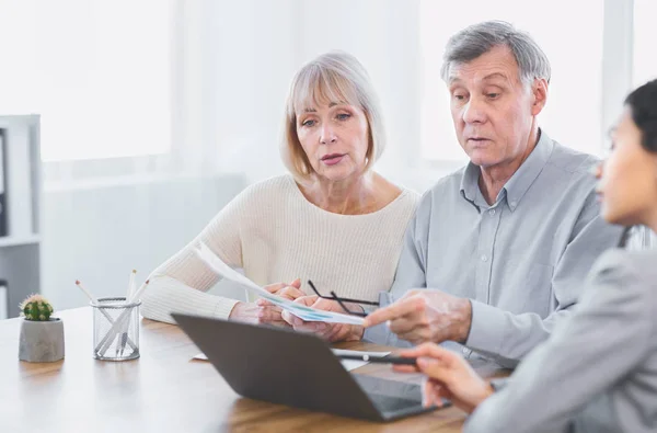 Zaměřený dospělý pár mluvit s finančním poradcem doma — Stock fotografie