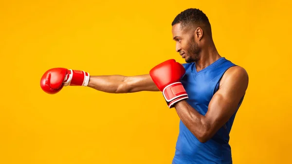 Retrato de hombre negro confiado usando guantes rojos — Foto de Stock