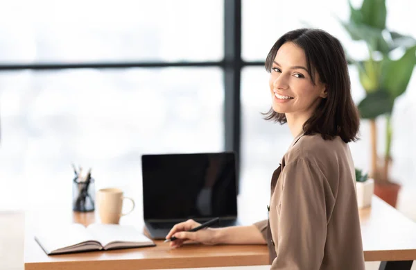 Sorridente giovane insegnante con computer portatile a schermo bianco in ufficio — Foto Stock