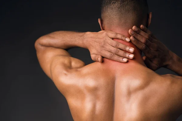 Shirtless homem negro sofrendo de dor no pescoço — Fotografia de Stock