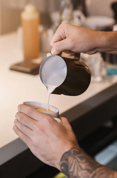 Крупный план Baristas Hands Making Cappuccino Coffee In Cafe — стоковое фото