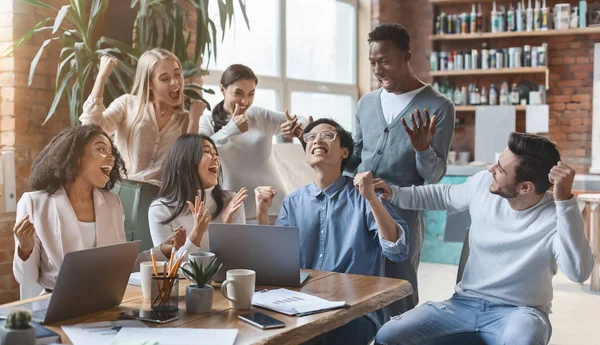 Boldog többnemzetiségű üzleti csapat nézi laptop képernyőn, ünnepli a sikert — Stock Fotó