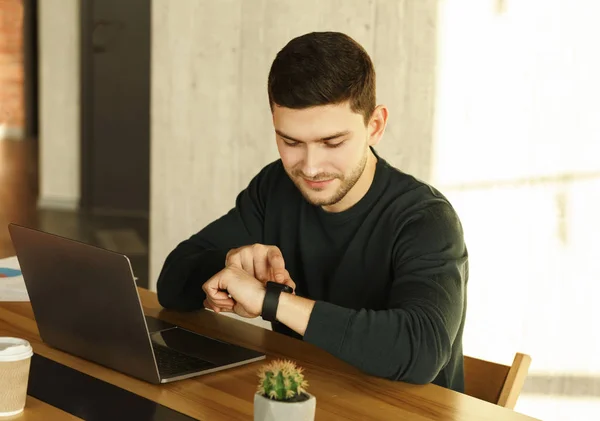 Trabalhador de escritório no laptop Tempo de verificação Sentado no escritório — Fotografia de Stock