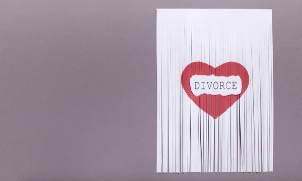 Corazón de papel cortado con texto de divorcio, sobre fondo gris —  Fotos de Stock