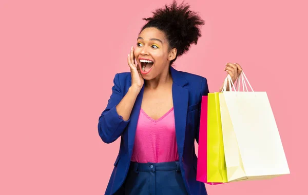 Retrato de mujer negra sosteniendo bolsas de compras — Foto de Stock