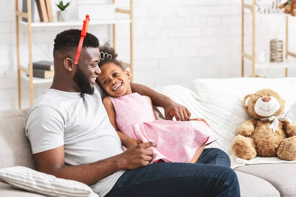 Pequeña princesa niña usando coronas con su padre joven — Foto de Stock