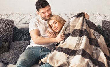 Ekoseyle kaplı düşünceli erkek arkadaşı kız arkadaşı