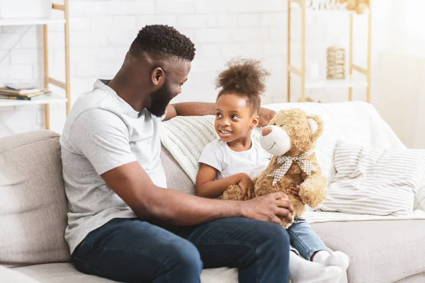 Niña negra jugando con su apuesto padre en casa — Foto de Stock