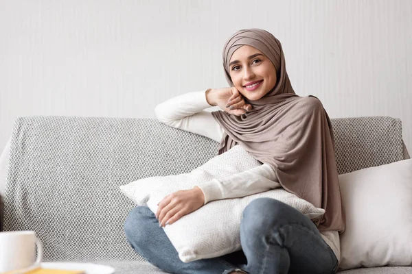 Pretty Muslim Housewife Smiling At Camera On Sofa At Home — Stok Foto