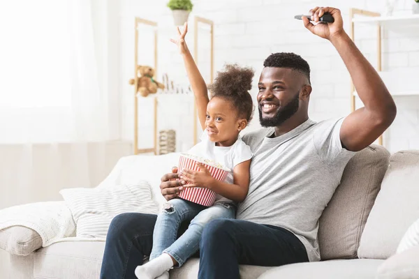 Afrykański ojciec i córka kibice piłki nożnej oglądania gry razem — Zdjęcie stockowe
