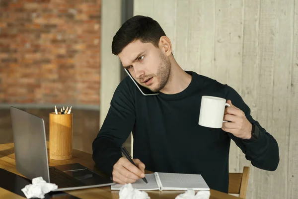 Overworked ufficio ragazzo a computer portatile multitasking lavoro in ufficio — Foto Stock