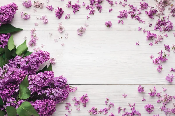 Quadro de flores lilás em madeira branca, espaço de cópia, vista superior — Fotografia de Stock