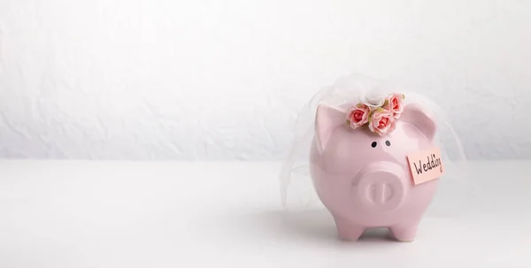Свинячий банк у вуаль з весільним мотивом, монети для щасливої події — стокове фото