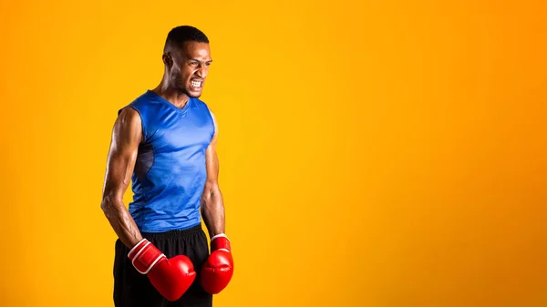 Enojado afro luchador está listo para la lucha — Foto de Stock