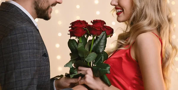 Romantischer Mann überrascht seine glückliche Freundin mit Rosenstrauß, Ernte — Stockfoto