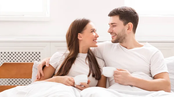 Amar novio y novia teniendo café acostado en la cama, Panorama — Foto de Stock