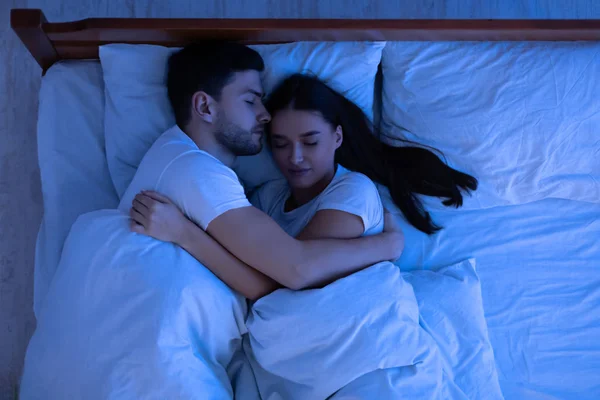 Casal amoroso abraçando dormir na cama em casa, acima da vista — Fotografia de Stock