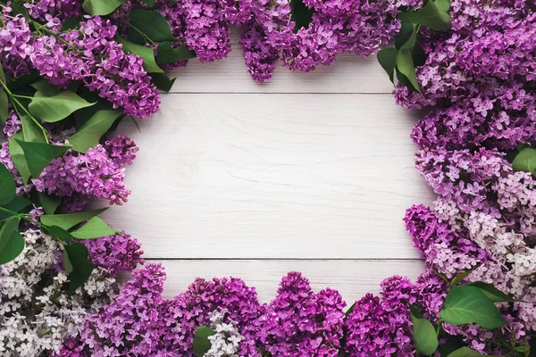 Moldura de flores de lilás, fundo da mola com forma de coração, cópia espaço vista superior — Fotografia de Stock
