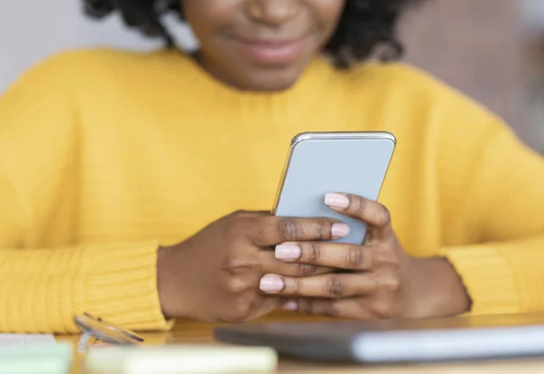 Cultivado de mujer joven negro sosteniendo smartphone —  Fotos de Stock