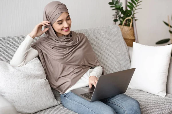 Türbanlı Arap Kız Evde Dizüstü bilgisayar kullanıyor, İnternette Film İzliyor — Stok fotoğraf