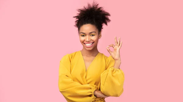 Happy afro woman gesturing ok sign and smiling — Stok fotoğraf