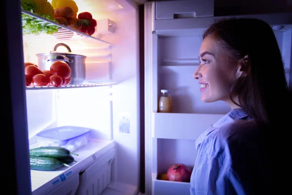 Mulher milenar invadindo geladeira tarde da noite — Fotografia de Stock