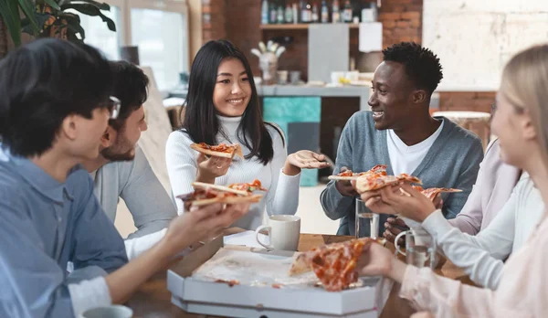 Cheerful colleagues eating take away food in office — Stock Photo, Image