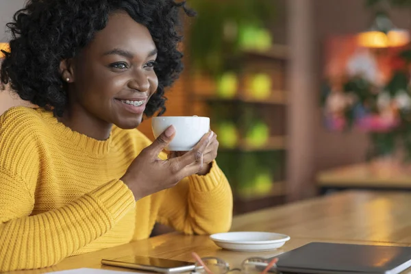 Gros plan de fille noire rêveuse bénéficiant d'une tasse de café — Photo