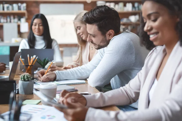 Pracovní proces mladého multiraciálního obchodního týmu — Stock fotografie