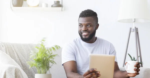 Positivo africano chico disfrutando de café de la mañana y tableta digital — Foto de Stock