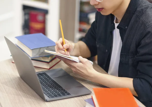 Focado chinês cara trabalhando no laptop e escrita — Fotografia de Stock