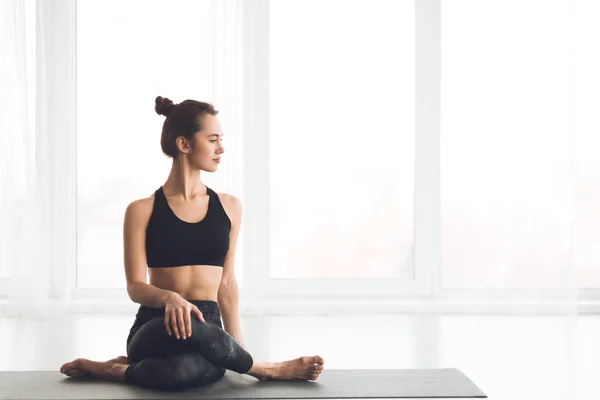Schlankes Mädchen praktiziert Yoga und betrachtet freien Raum — Stockfoto