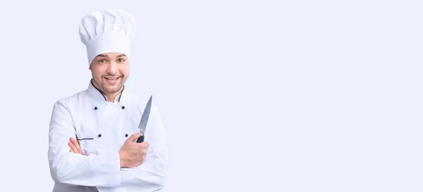 Professionele chef-kok met mes poseren op witte achtergrond, Panorama — Stockfoto