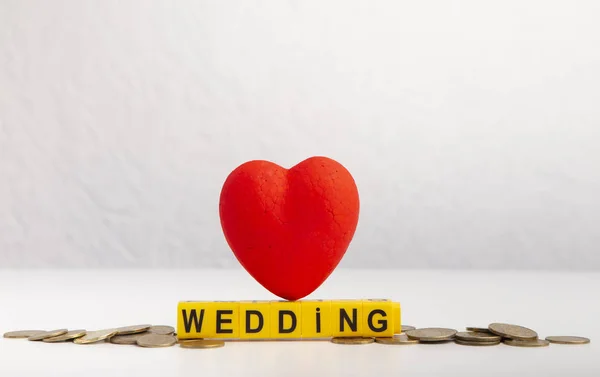 Palabra de texto de boda hecha con bloques de plástico y corazón rojo — Foto de Stock