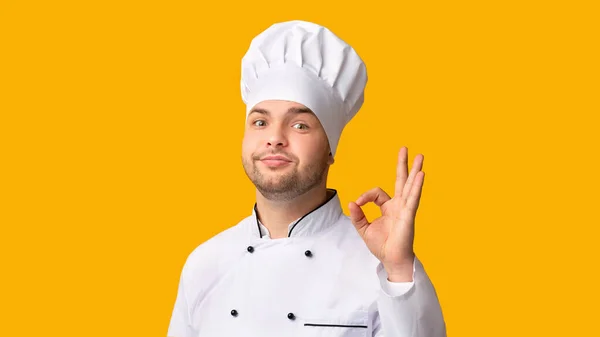 Man Chef Gesturing Ok Over Yellow Studio Achtergrond, Panorama — Stockfoto