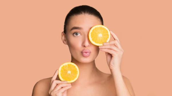 Spa natural. Hermosa mujer sosteniendo piezas de naranja — Foto de Stock