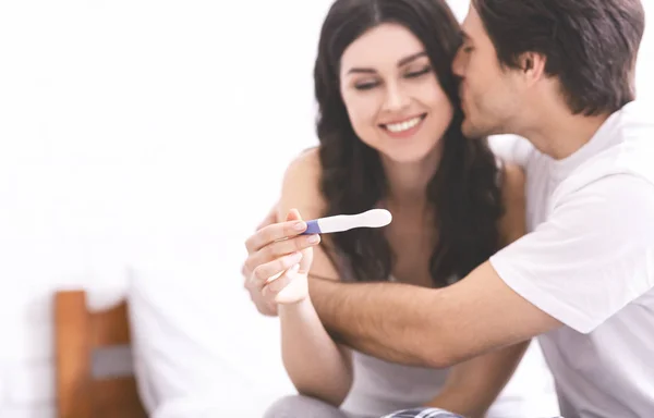 Jóvenes cónyuges disfrutando de un resultado positivo de la prueba de embarazo — Foto de Stock