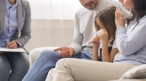 Niña llorando en la oficina de psicólogos de niños, cuidando a los padres consolándola — Foto de Stock